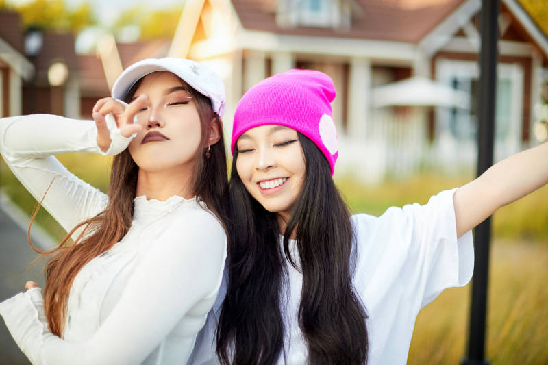 在户外游玩拍照亲密无间的闺蜜图片