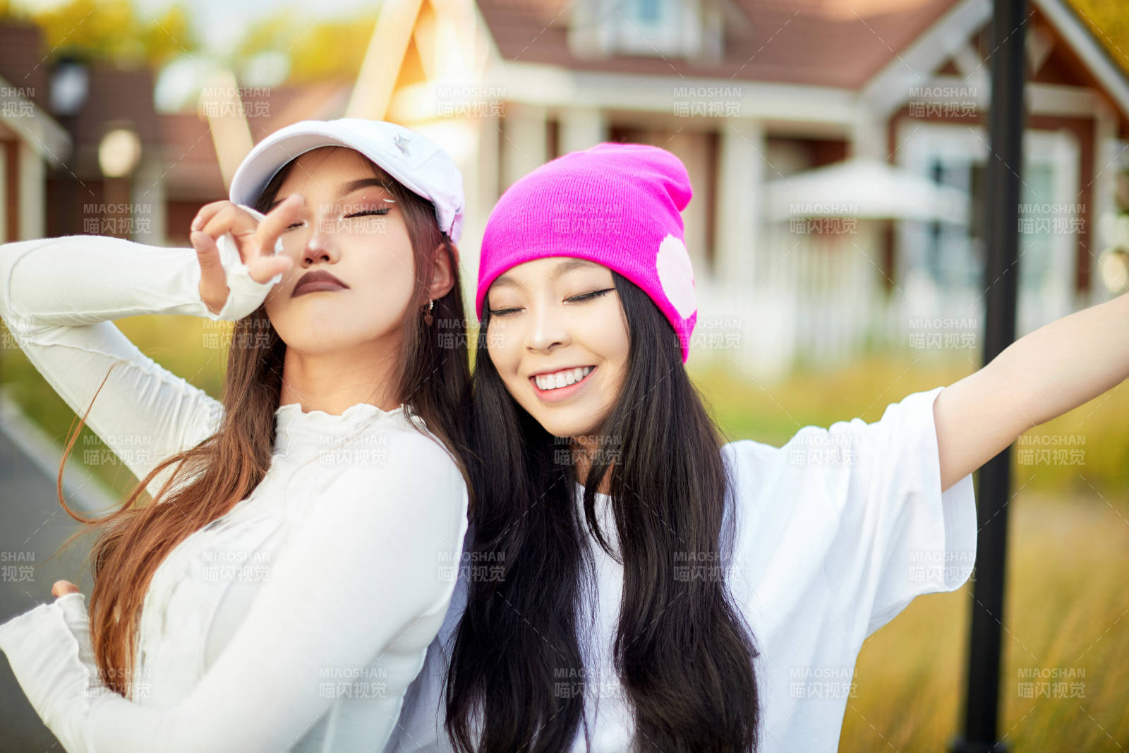 在户外游玩拍照亲密无间的闺蜜图片