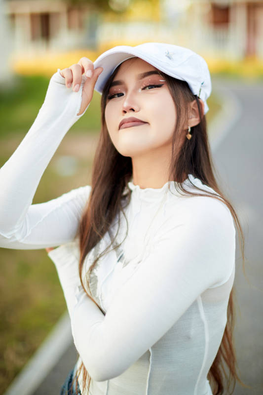 在坝上草原景区旅游放松的美丽姑娘图片