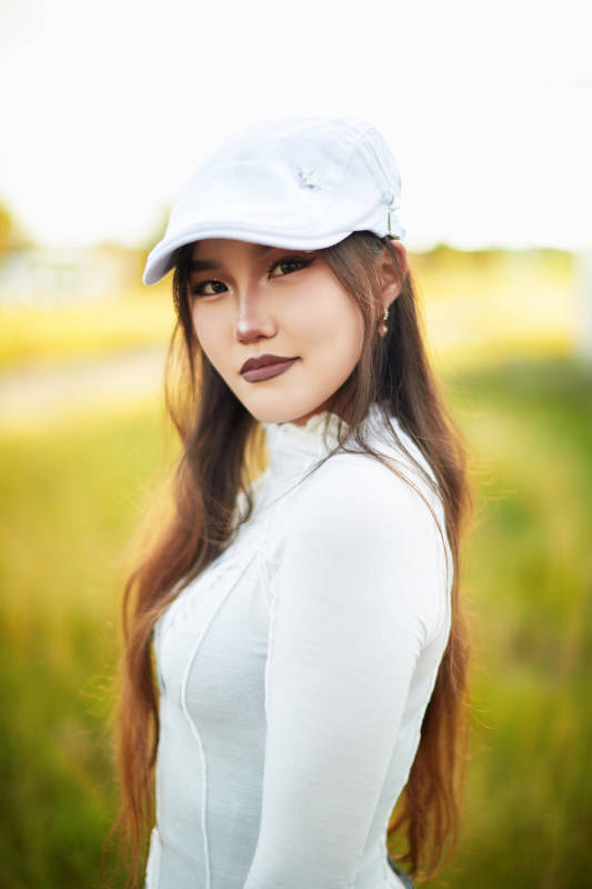 在坝上草原景区旅游放松的美丽姑娘图片