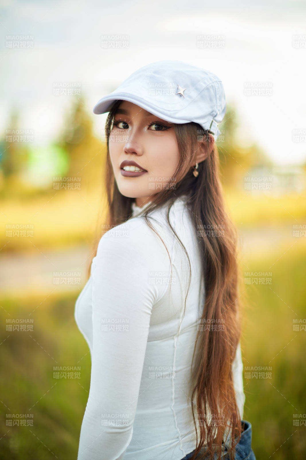 在坝上草原景区旅游放松的美丽姑娘图片