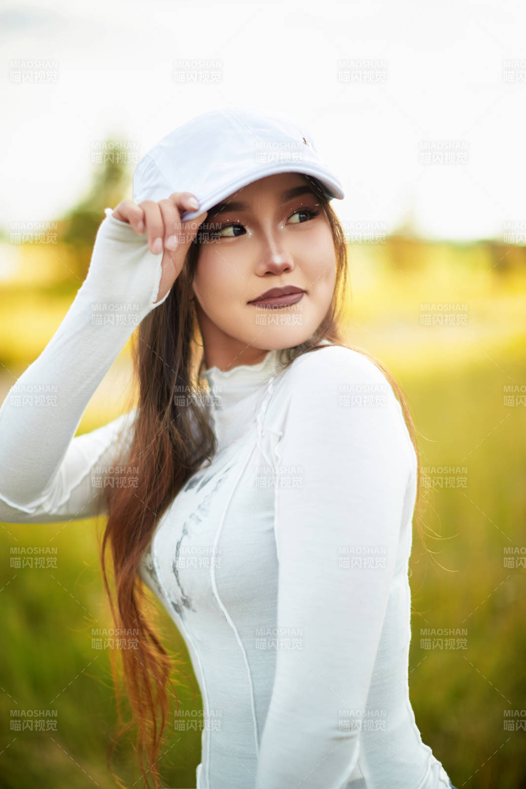 在坝上草原景区旅游放松的美丽姑娘图片