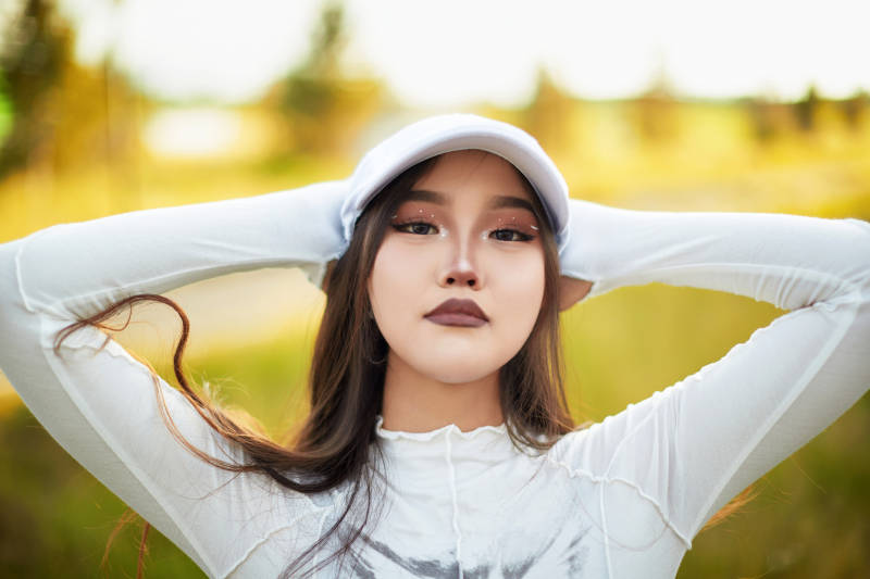 在坝上草原景区旅游放松的美丽姑娘图片