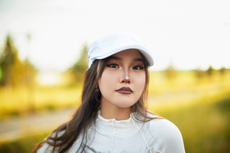 在坝上草原景区旅游放松的美丽姑娘图片