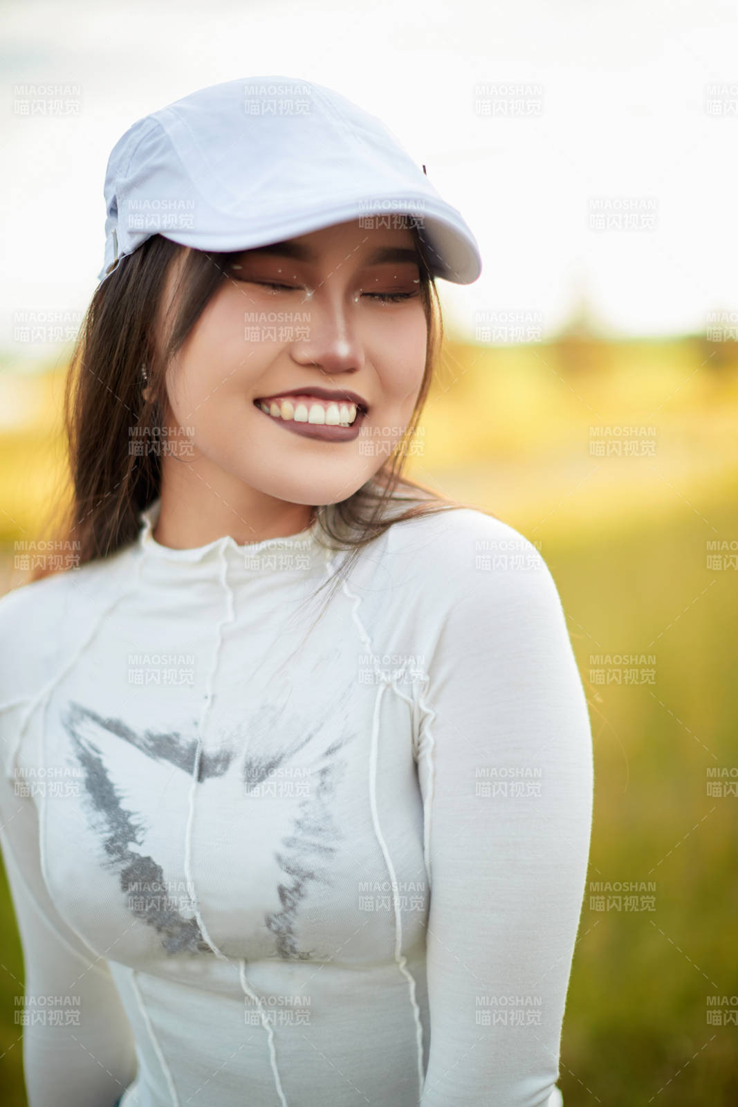 在坝上草原景区旅游放松的美丽姑娘图片