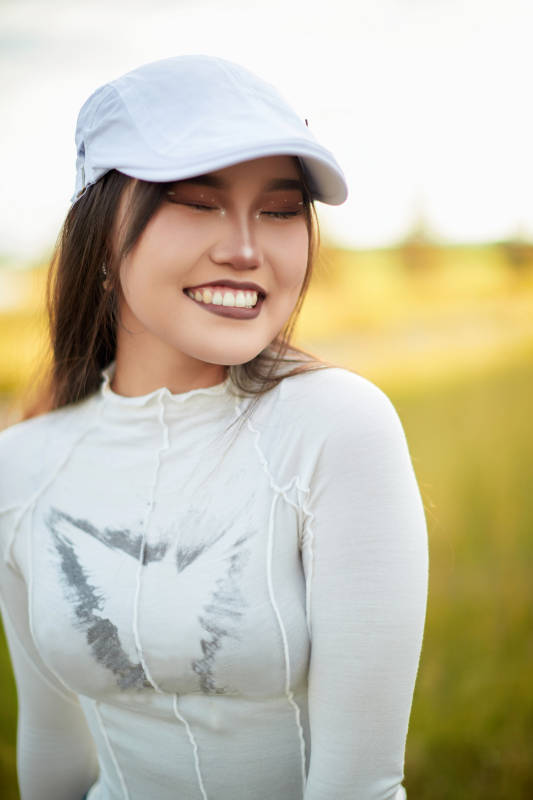 在坝上草原景区旅游放松的美丽姑娘图片