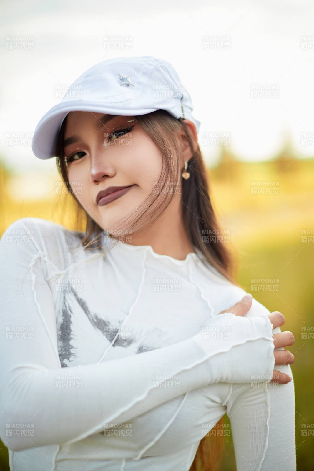 在坝上草原景区旅游放松的美丽姑娘图片