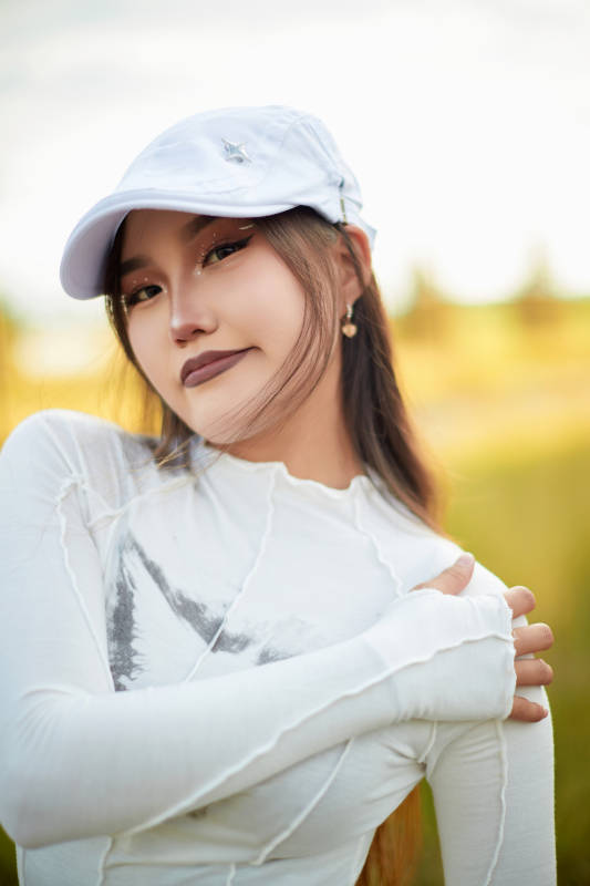 在坝上草原景区旅游放松的美丽姑娘图片