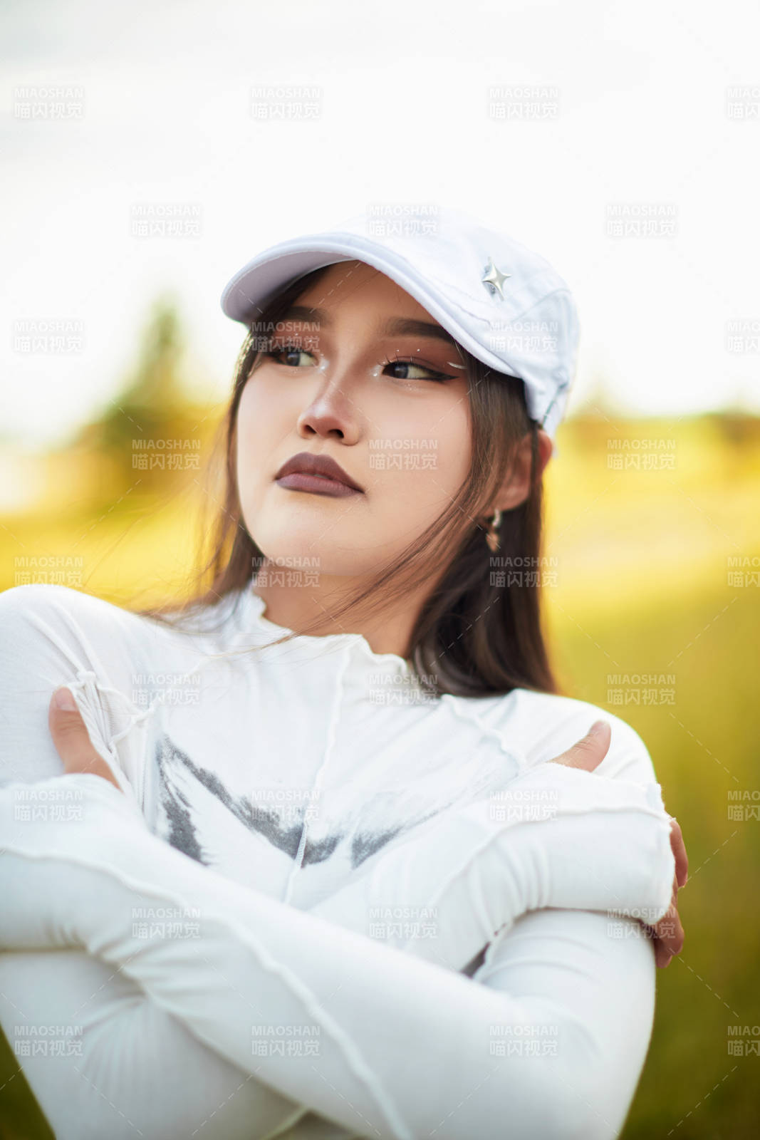 在坝上草原景区旅游放松的美丽姑娘图片