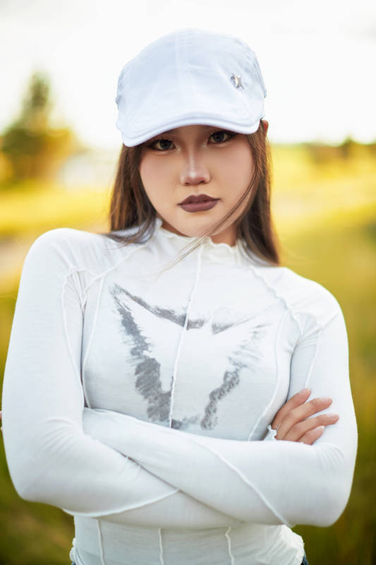 在坝上草原景区旅游放松的美丽姑娘图片