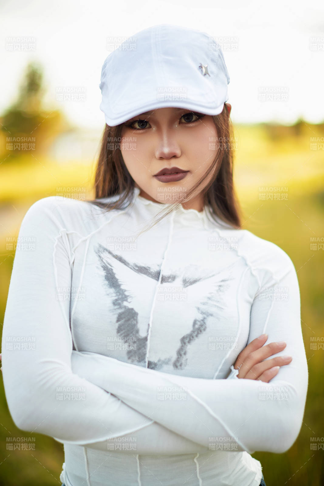 在坝上草原景区旅游放松的美丽姑娘图片