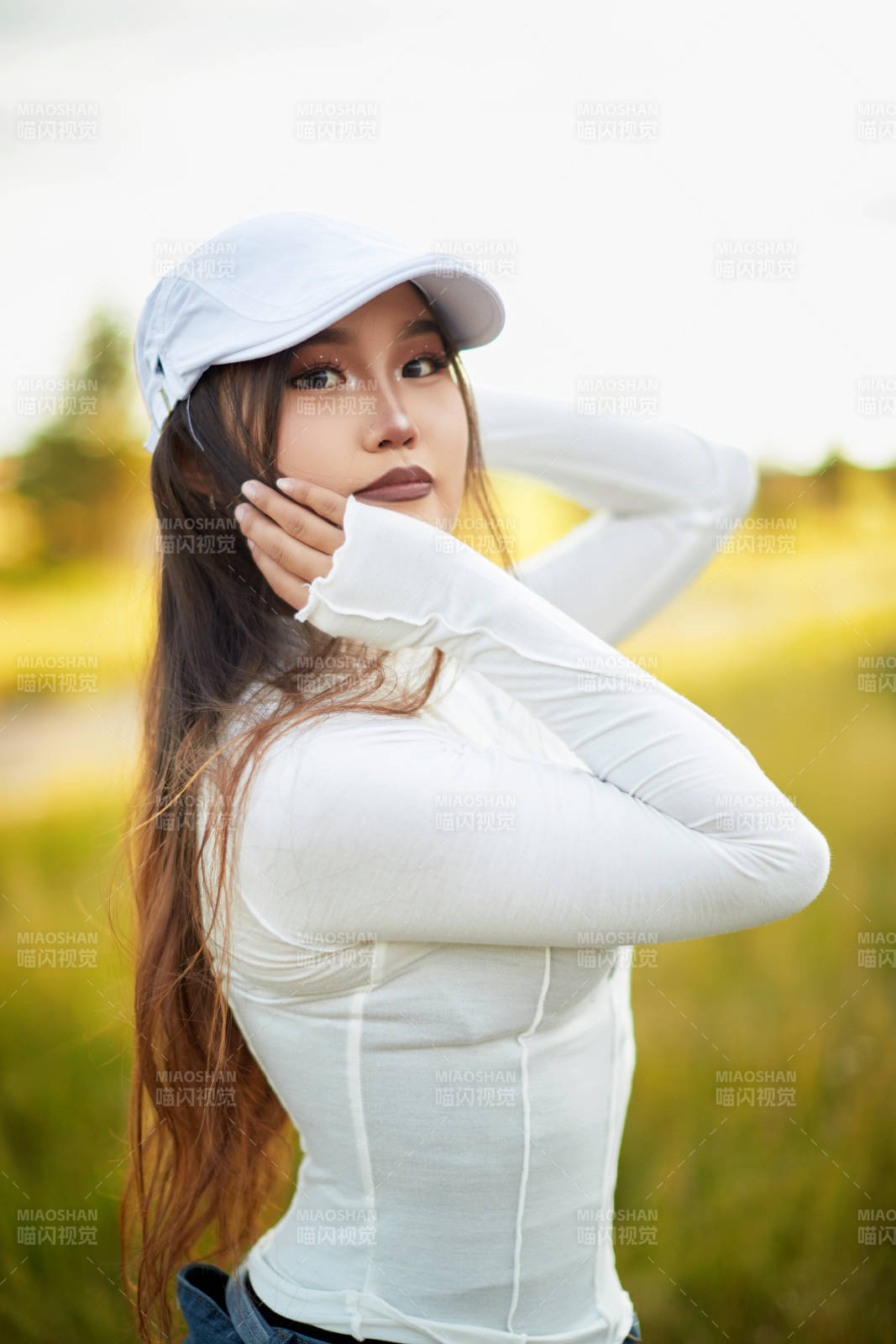 在坝上草原景区旅游放松的美丽姑娘图片