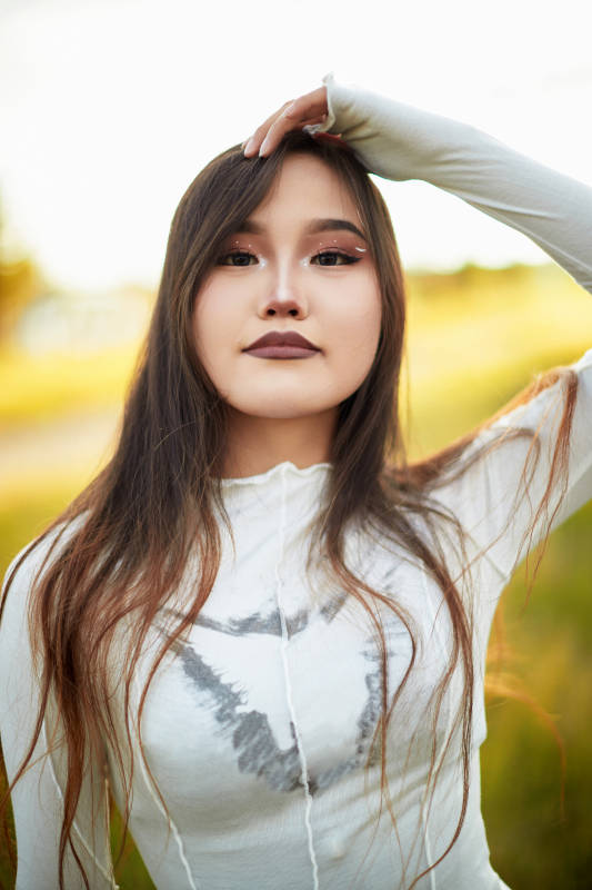 在坝上草原景区旅游放松的美丽姑娘图片