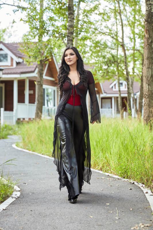 穿着性感服饰在户外拍照的亚洲女性图片