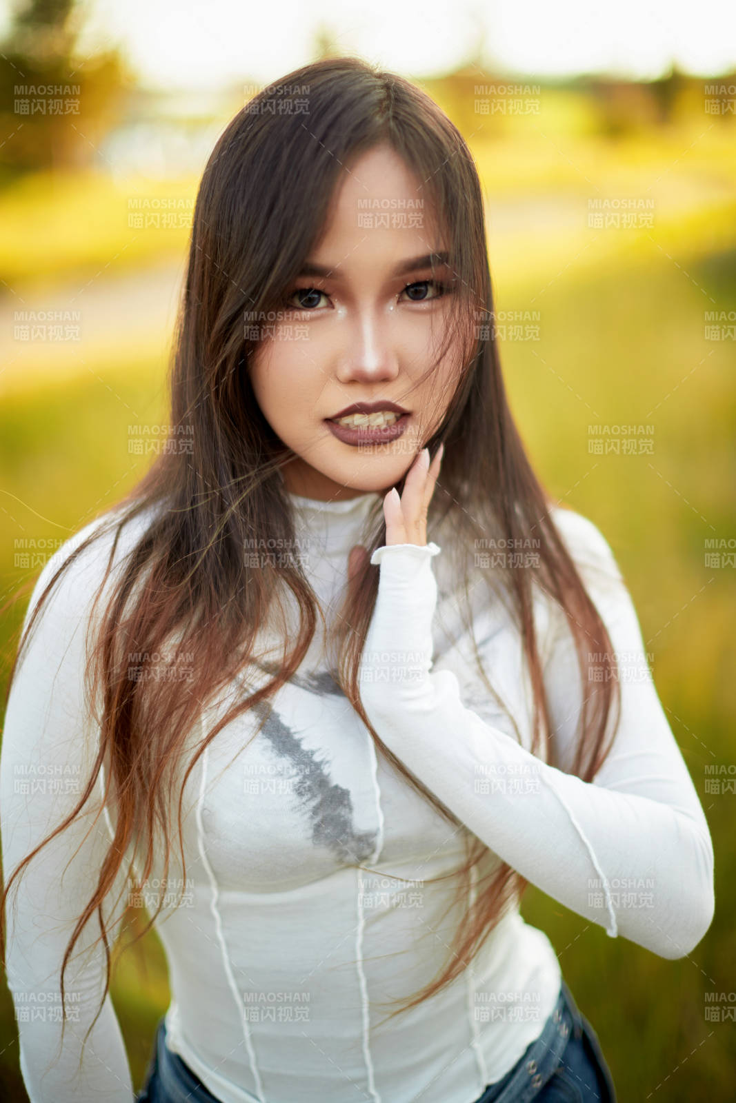 在坝上草原景区旅游放松的美丽姑娘图片