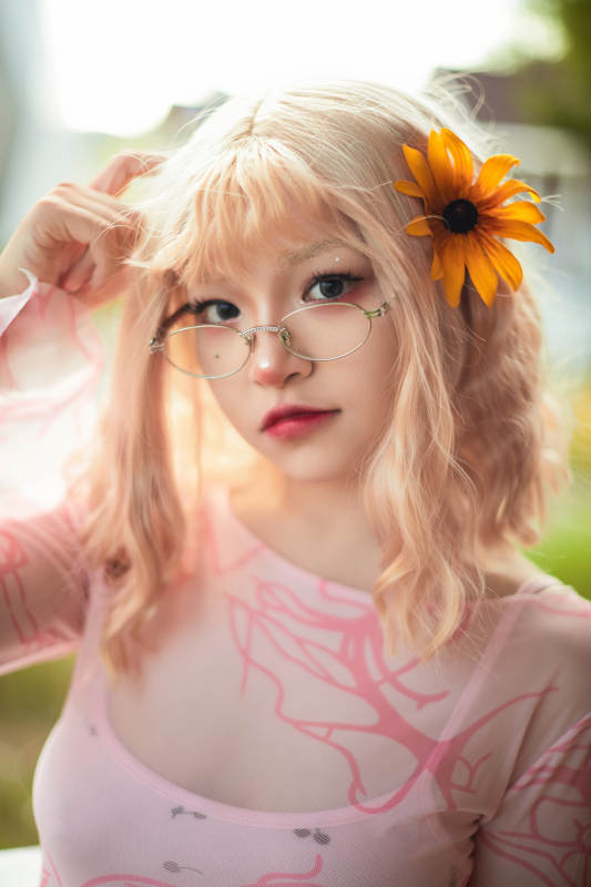 在坝上草原景区旅游放松的美丽姑娘图片