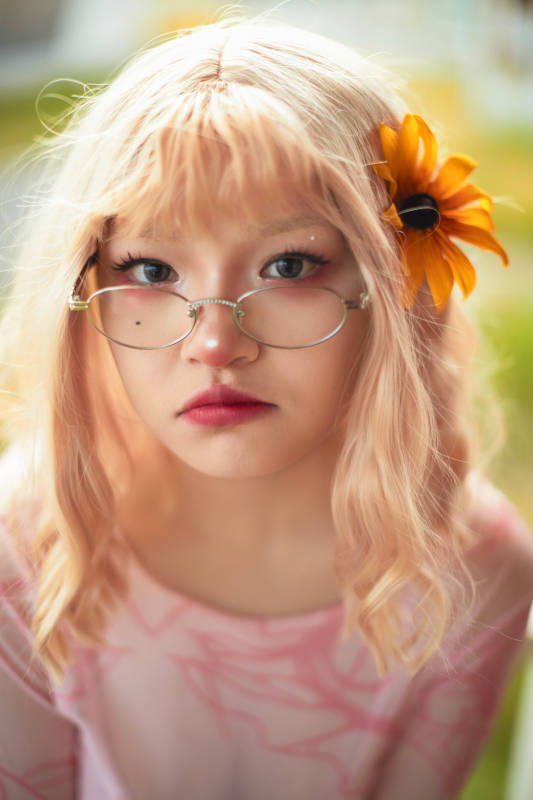 在坝上草原景区旅游放松的美丽姑娘图片