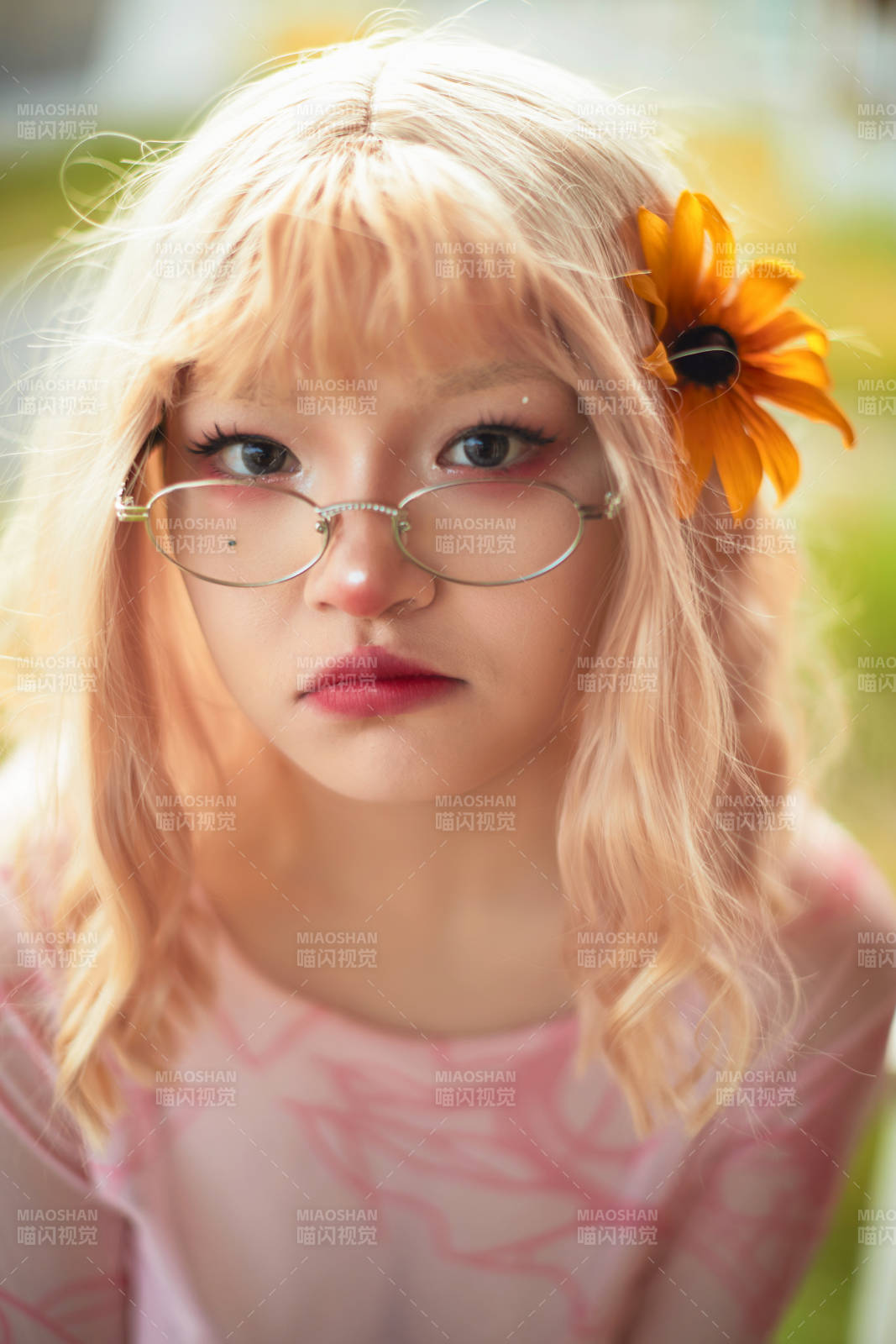 在坝上草原景区旅游放松的美丽姑娘图片