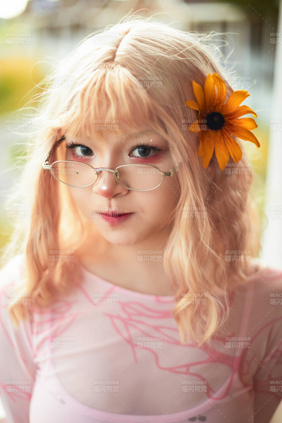 在坝上草原景区旅游放松的美丽姑娘图片