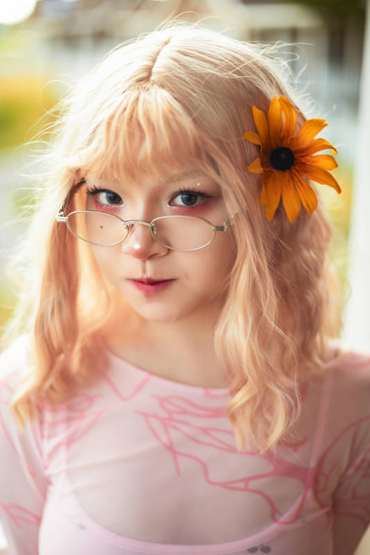 在坝上草原景区旅游放松的美丽姑娘图片