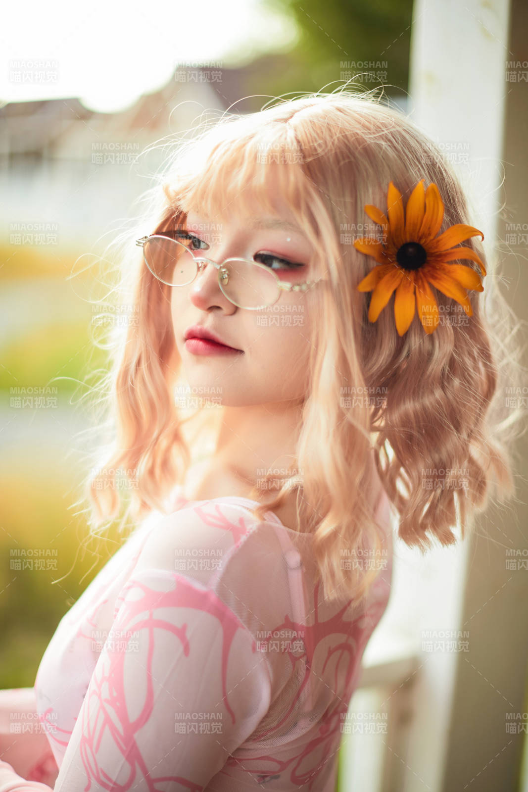 在坝上草原景区旅游放松的美丽姑娘图片