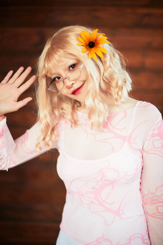 在坝上草原景区旅游放松的美丽姑娘图片