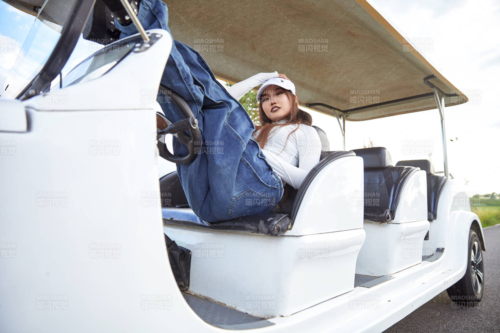 在旅游观光车上拍照的亚洲美女图片