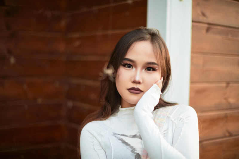 在坝上草原景区旅游放松的美丽姑娘图片