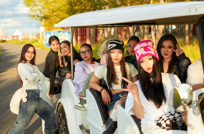 自驾旅游观光车在景区游玩的一群姑娘们图片