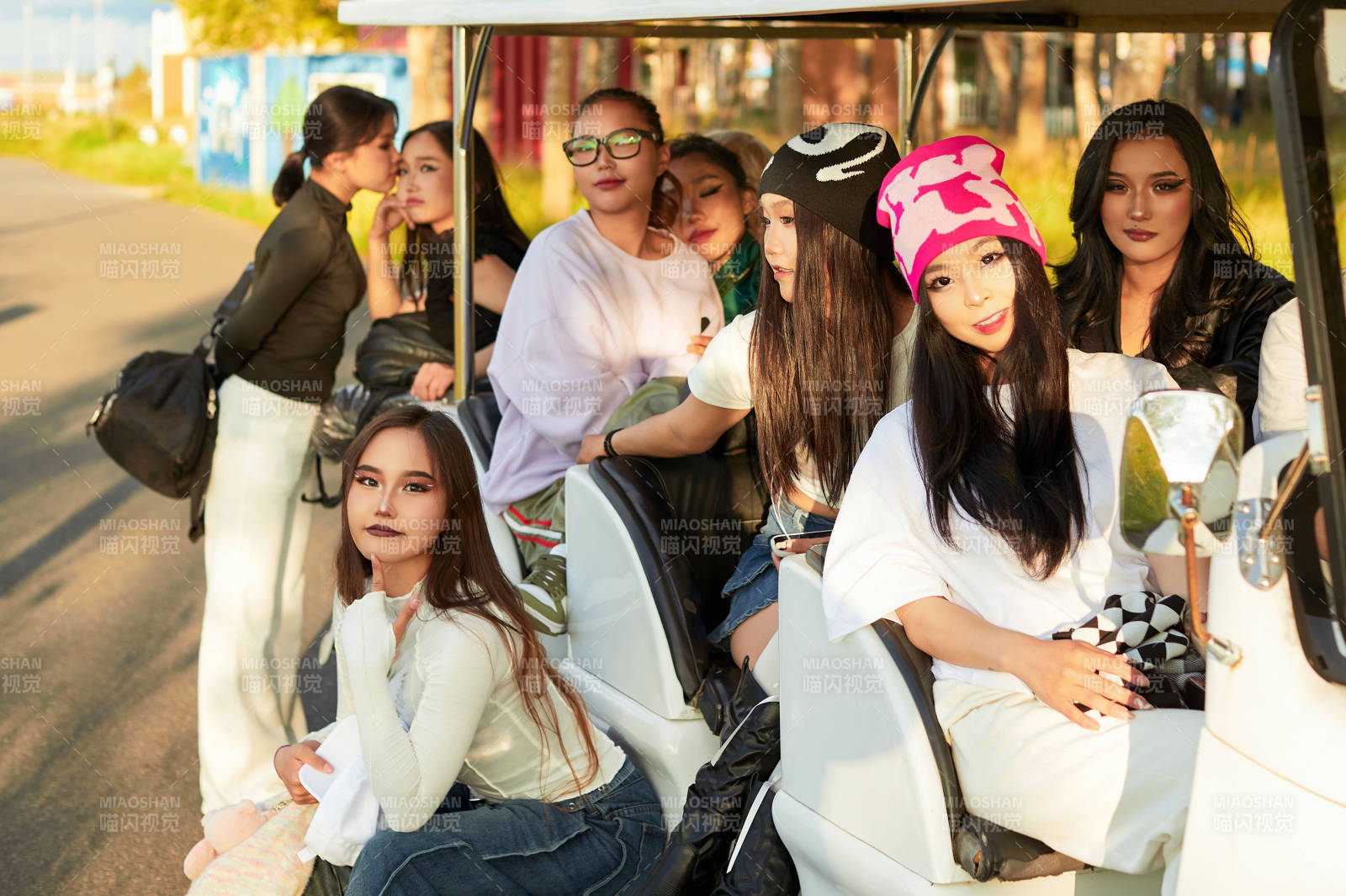 自驾旅游观光车在景区游玩的一群姑娘们图片
