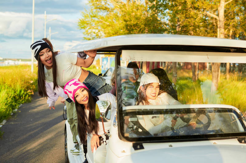 自驾旅游观光车在景区游玩的一群姑娘们图片