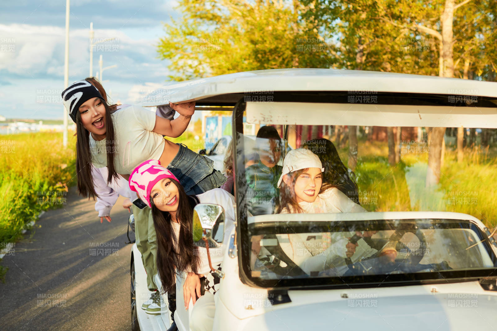 自驾旅游观光车在景区游玩的一群姑娘们图片