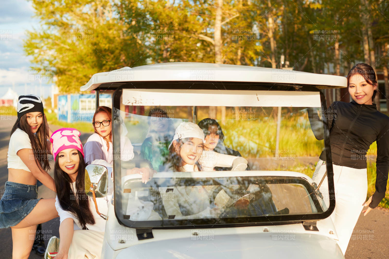 自驾旅游观光车在景区游玩的一群姑娘们图片