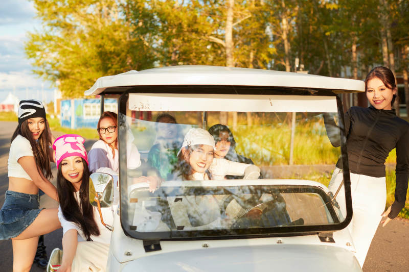 自驾旅游观光车在景区游玩的一群姑娘们图片