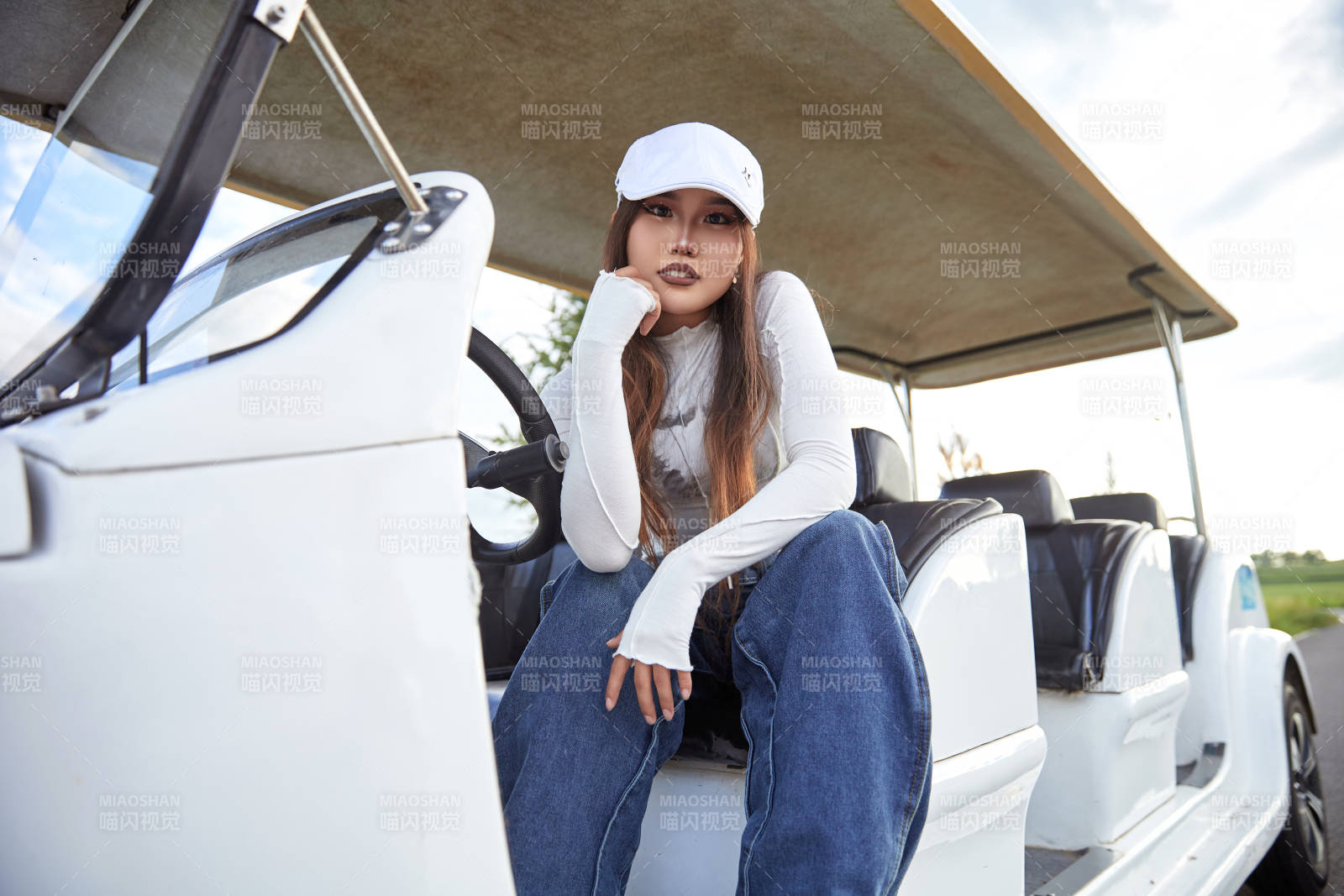 在旅游观光车上拍照的亚洲美女图片