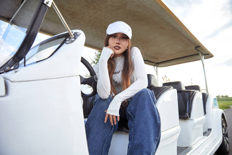 在旅游观光车上拍照的亚洲美女图片