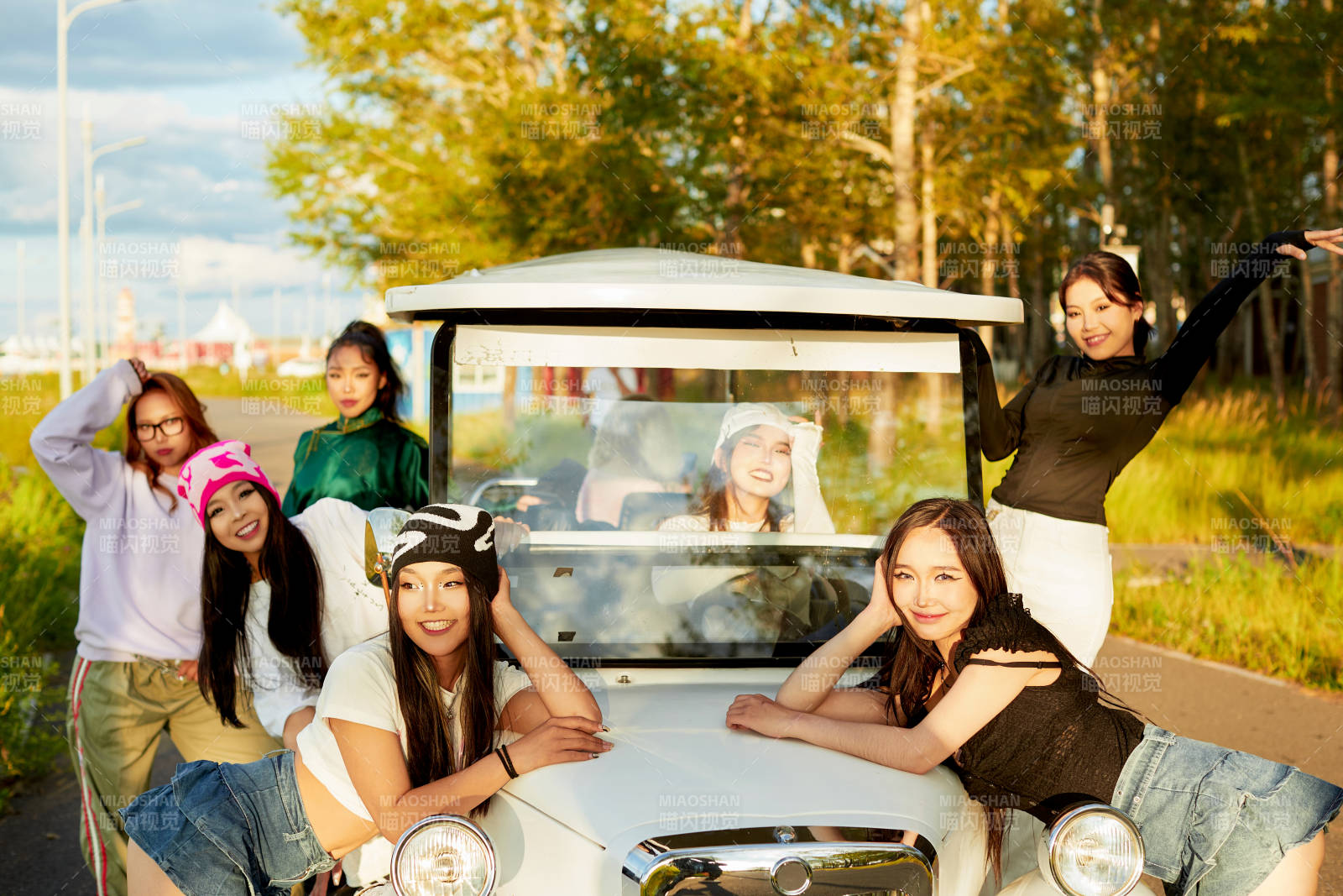 自驾旅游观光车在景区游玩的一群姑娘们图片