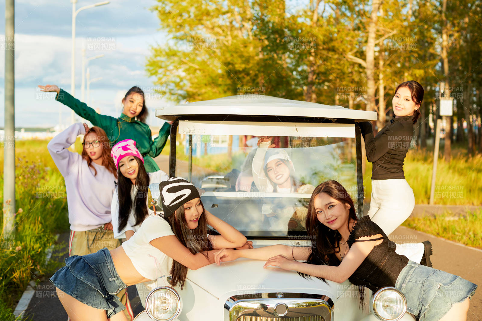 自驾旅游观光车在景区游玩的一群姑娘们图片