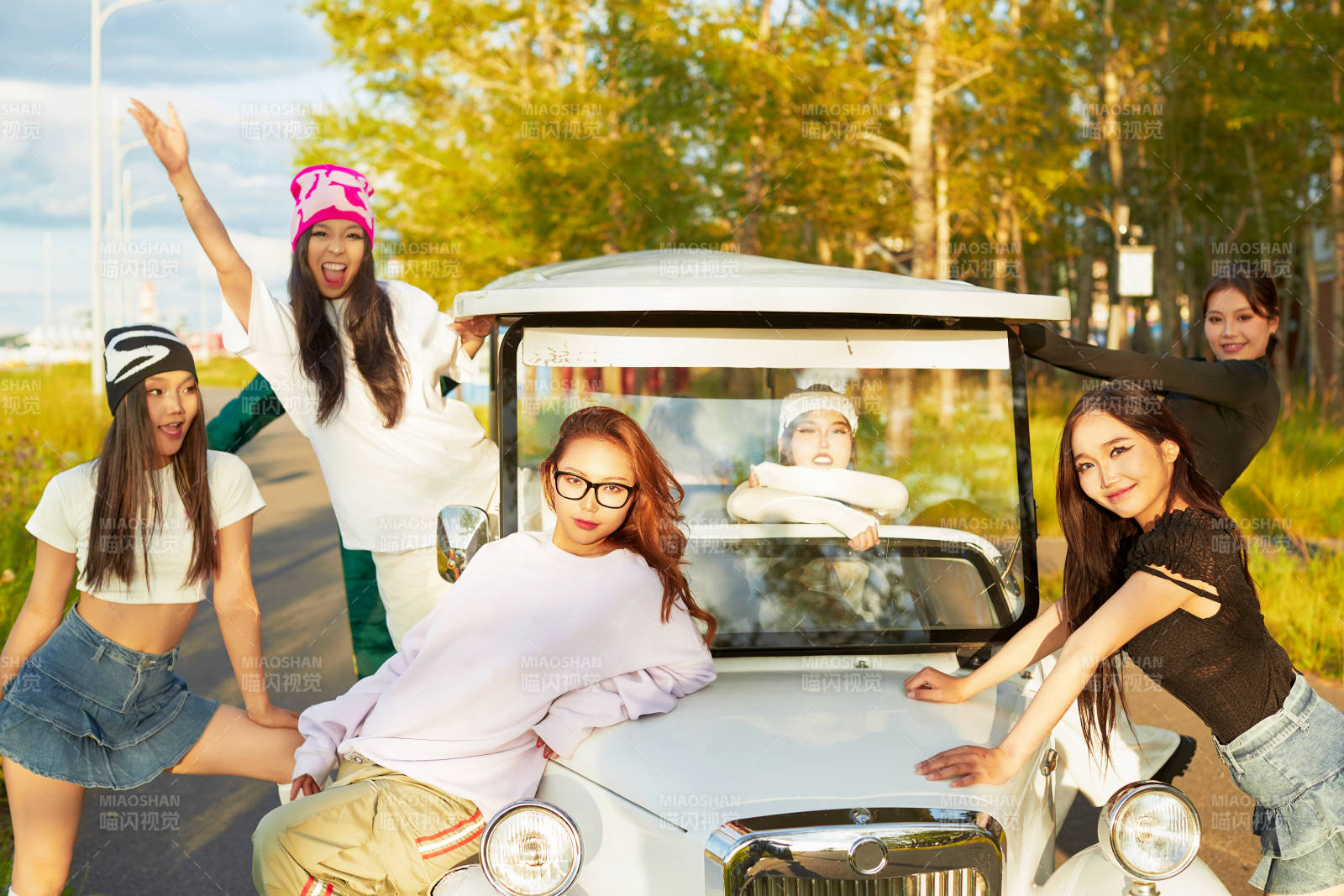 自驾旅游观光车在景区游玩的一群姑娘们图片