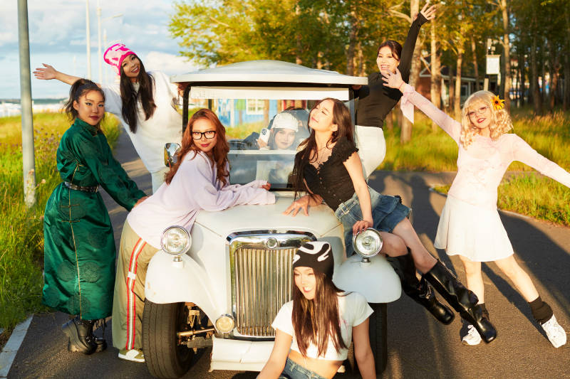 自驾旅游观光车在景区游玩的一群姑娘们图片