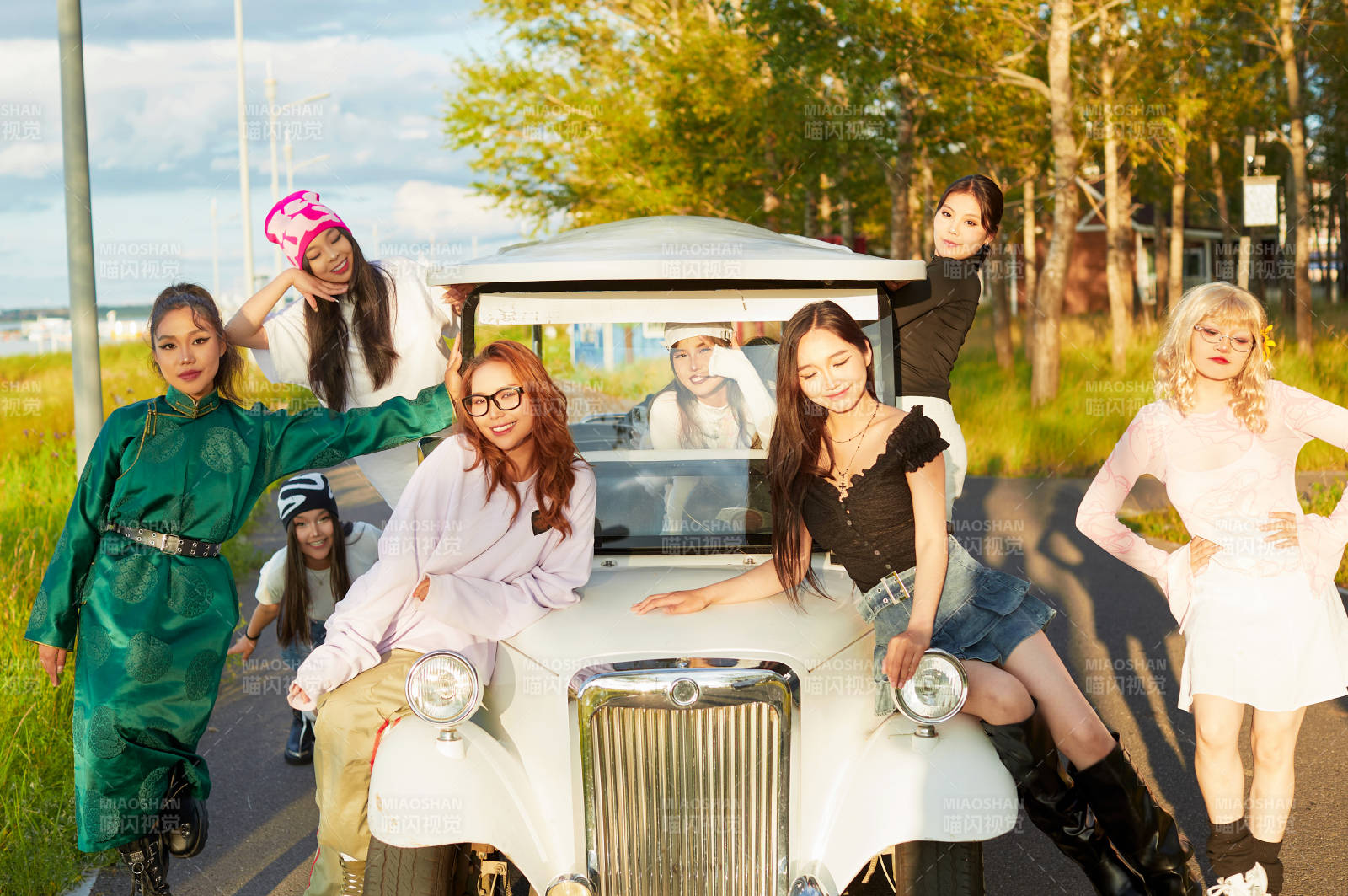 自驾旅游观光车在景区游玩的一群姑娘们图片