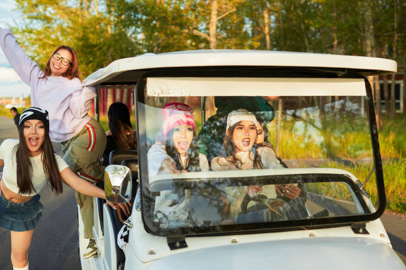 自驾旅游观光车在景区游玩的一群姑娘们图片