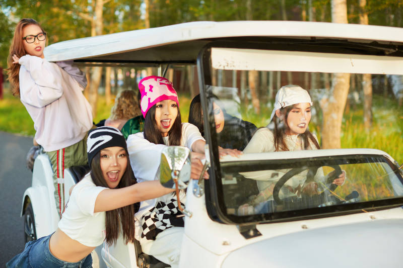 自驾旅游观光车在景区游玩的一群姑娘们图片