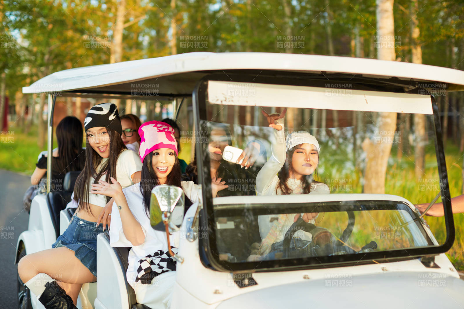 自驾旅游观光车在景区游玩的一群姑娘们图片