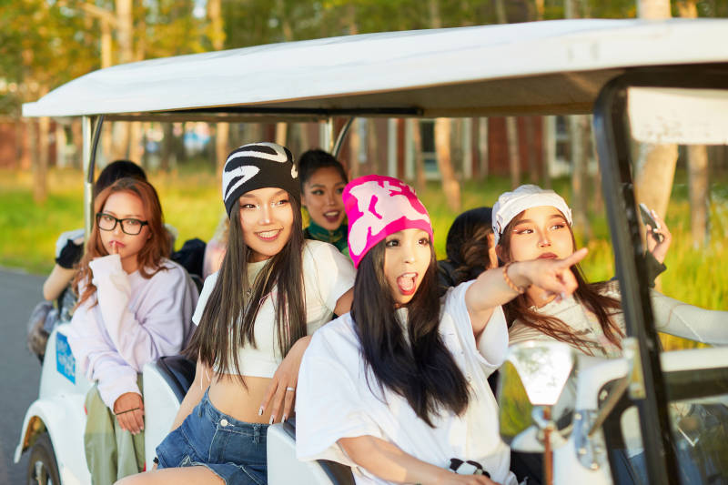 自驾旅游观光车在景区游玩的一群姑娘们图片