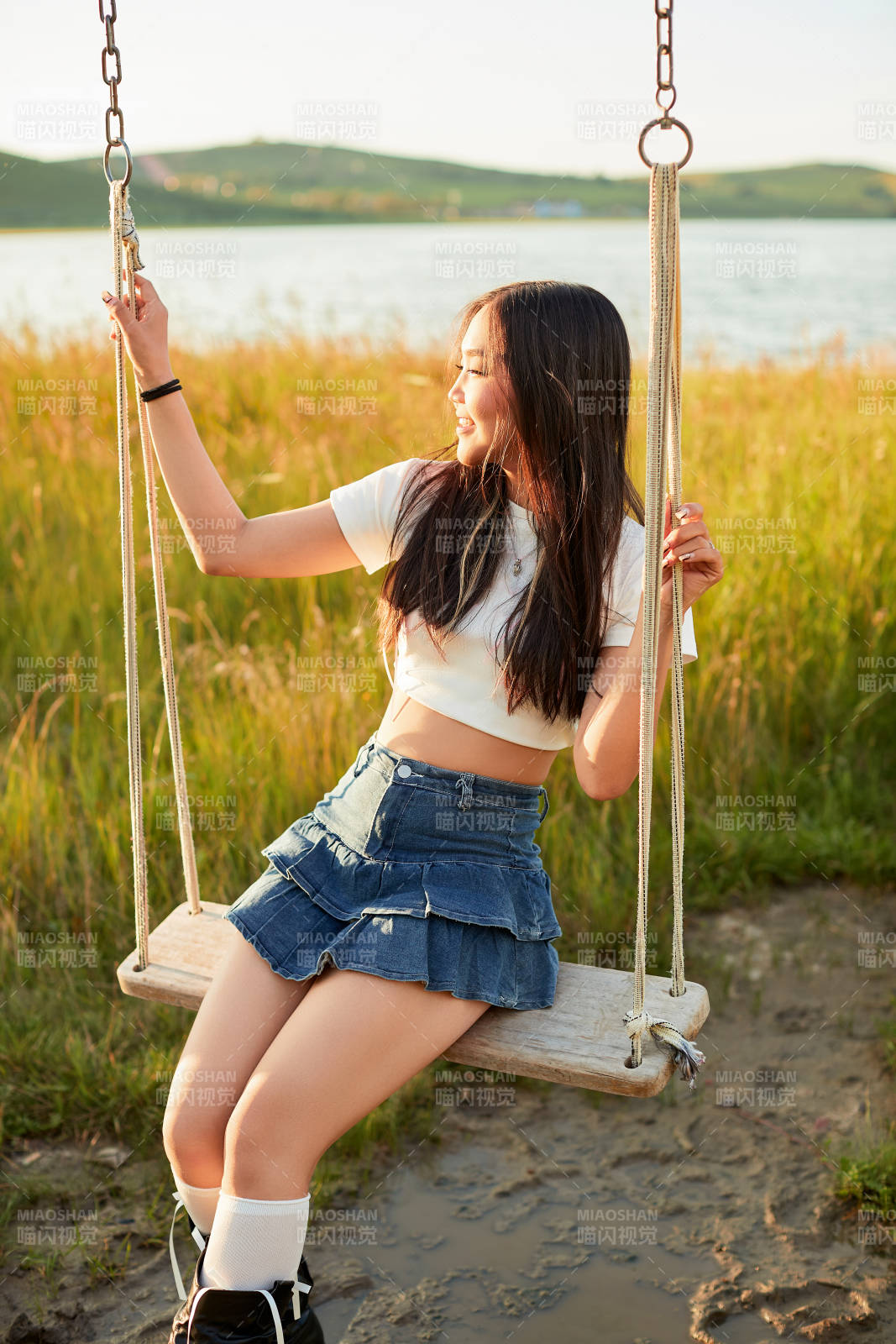 盛夏湖畔荡秋千的亚洲美女图片