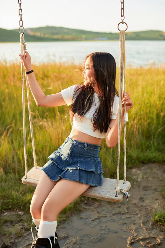 盛夏湖畔荡秋千的亚洲美女图片