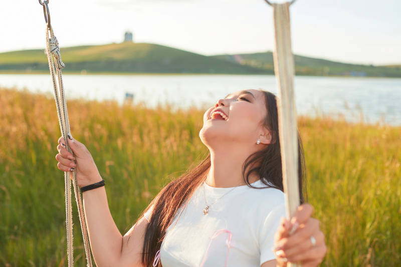 盛夏湖畔荡秋千的亚洲美女图片