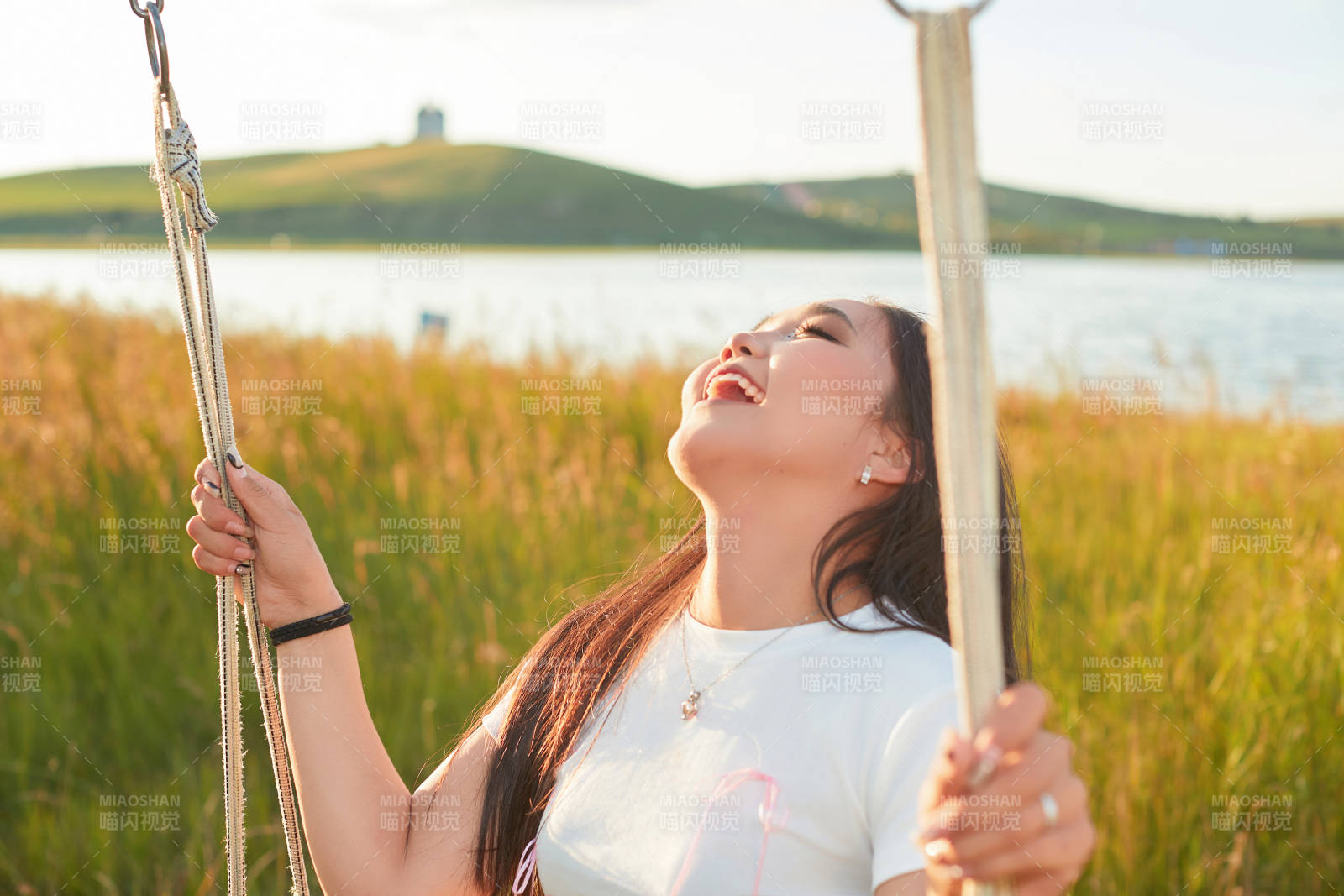 盛夏湖畔荡秋千的亚洲美女图片