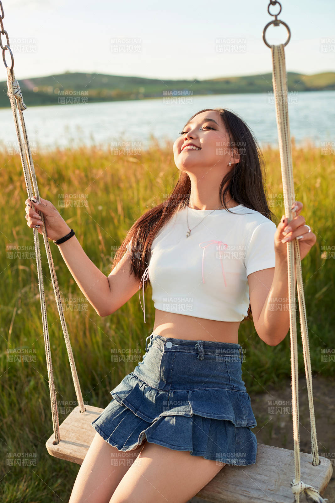 盛夏湖畔荡秋千的亚洲美女图片